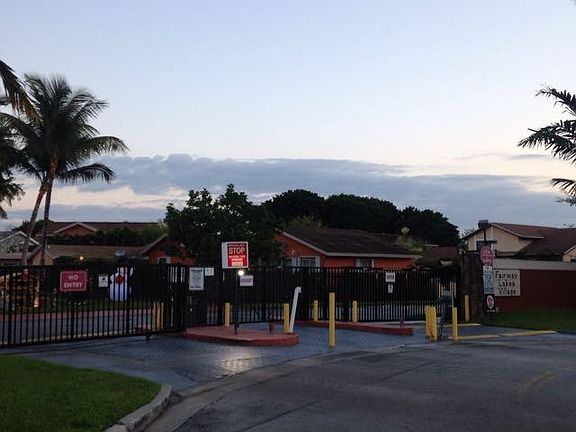 3rd image of 999 NW 106 Avenue Cir