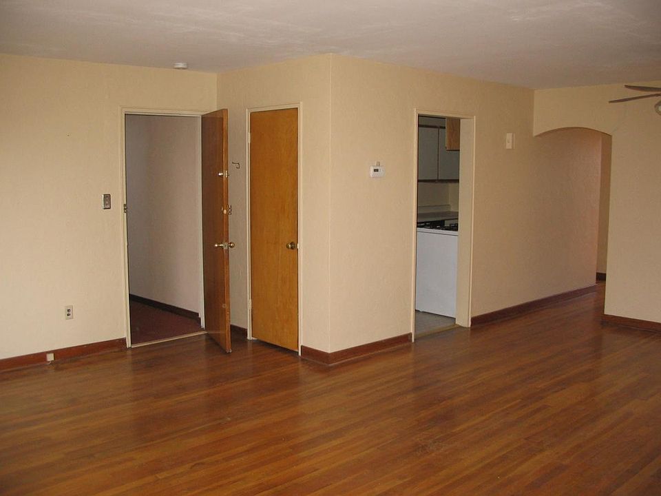 living rm looking towards ktichen and hallway