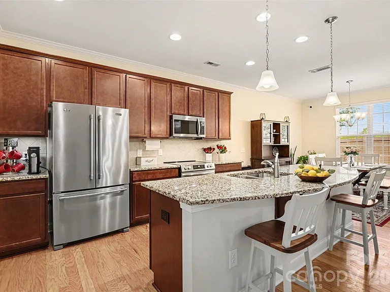 Kitchen & dinning room
(furniture not included)