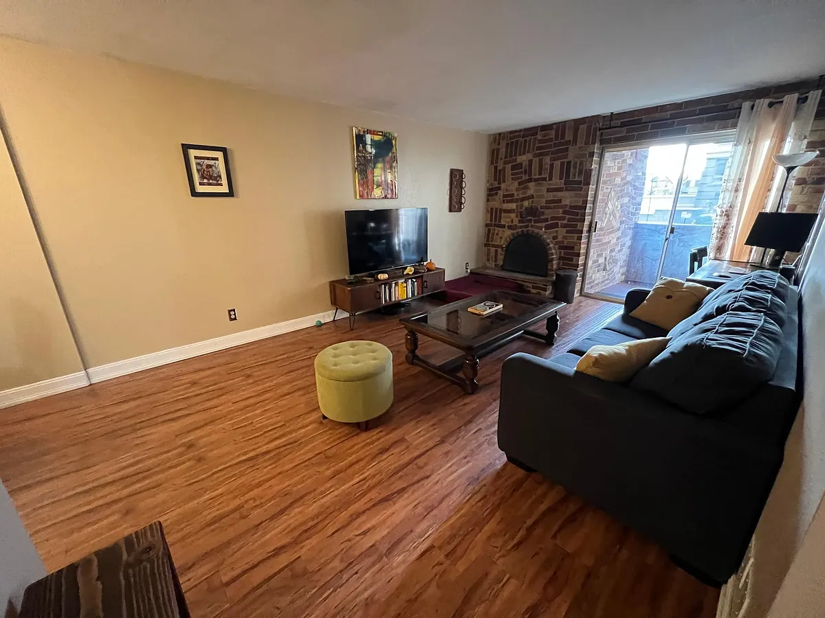 Building Photo - 252 N Pennsylvania St #204