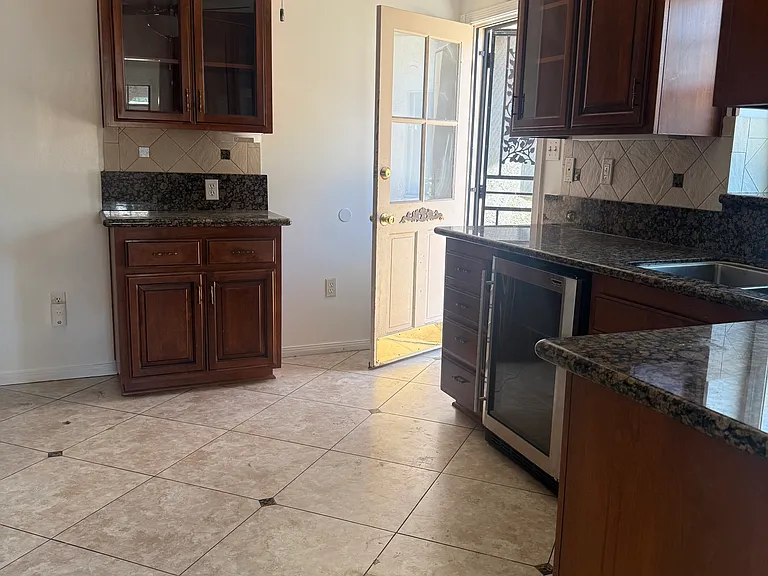 18192 Merrill Ave — Photo 5
