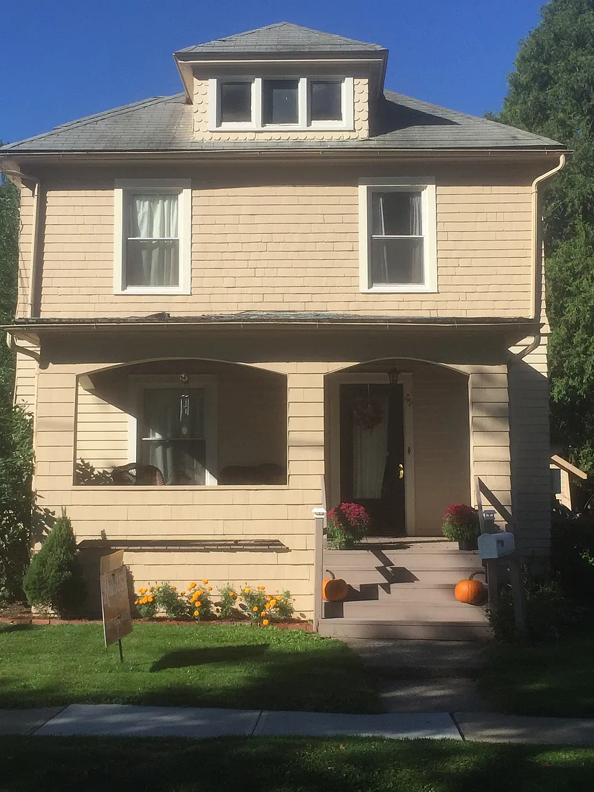 740 Robinson St photo 1