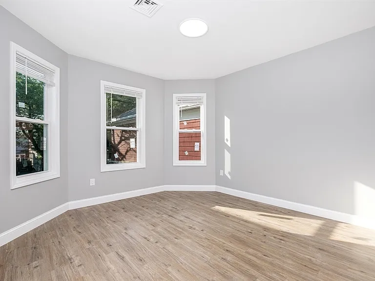 335-337 Windsor St #337 — Photo 4