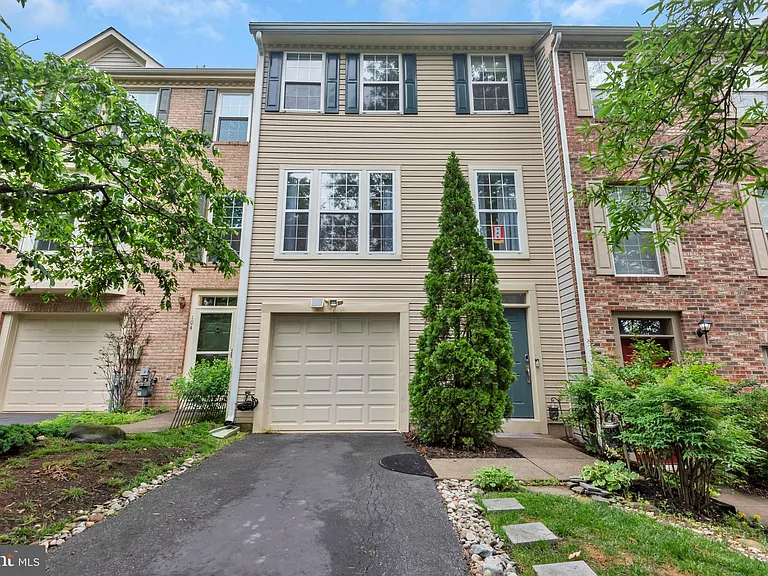 103 Quiet Waters Pl — Photo 2