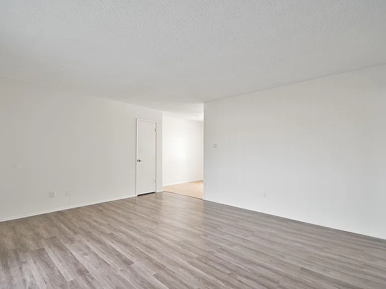 2302 Marshallfield Ln — Photo 4