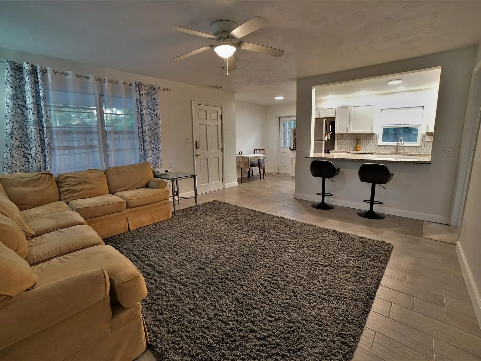3 bed, 1100 sqft, $2,200 — Photo 3