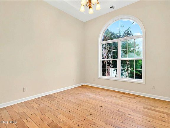 5th image of 154 Windsor Circle SW