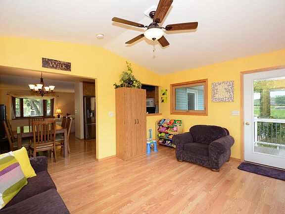 3rd image of 724 Court Dr