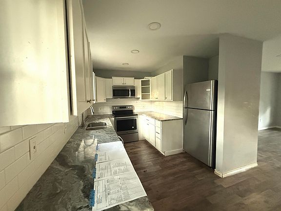 3rd image of 201 N Meadowbrook Dr