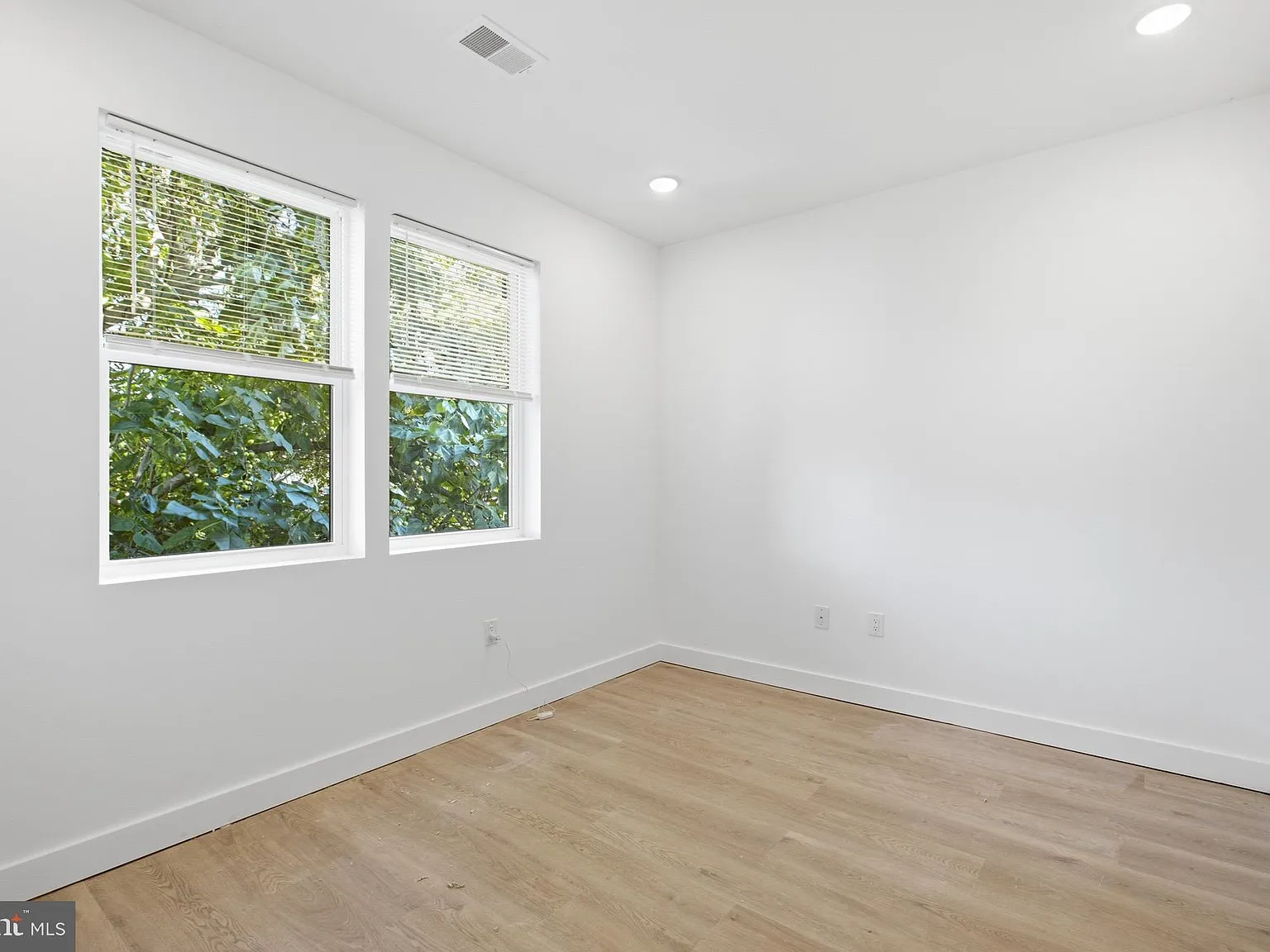 3 bed, $1,900 — Photo 2