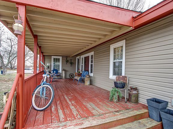 3rd image of 144 Greenbriar Cir