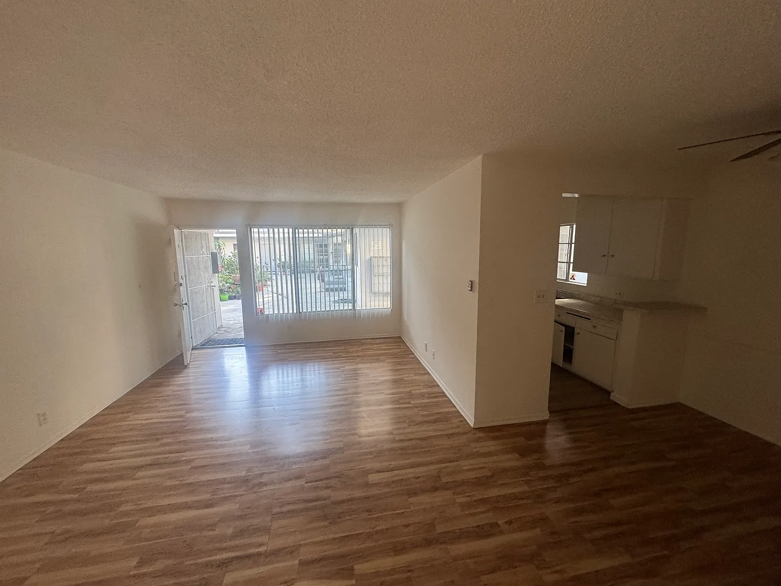 2 bed, 950 sqft, $2,300 — Photo 2