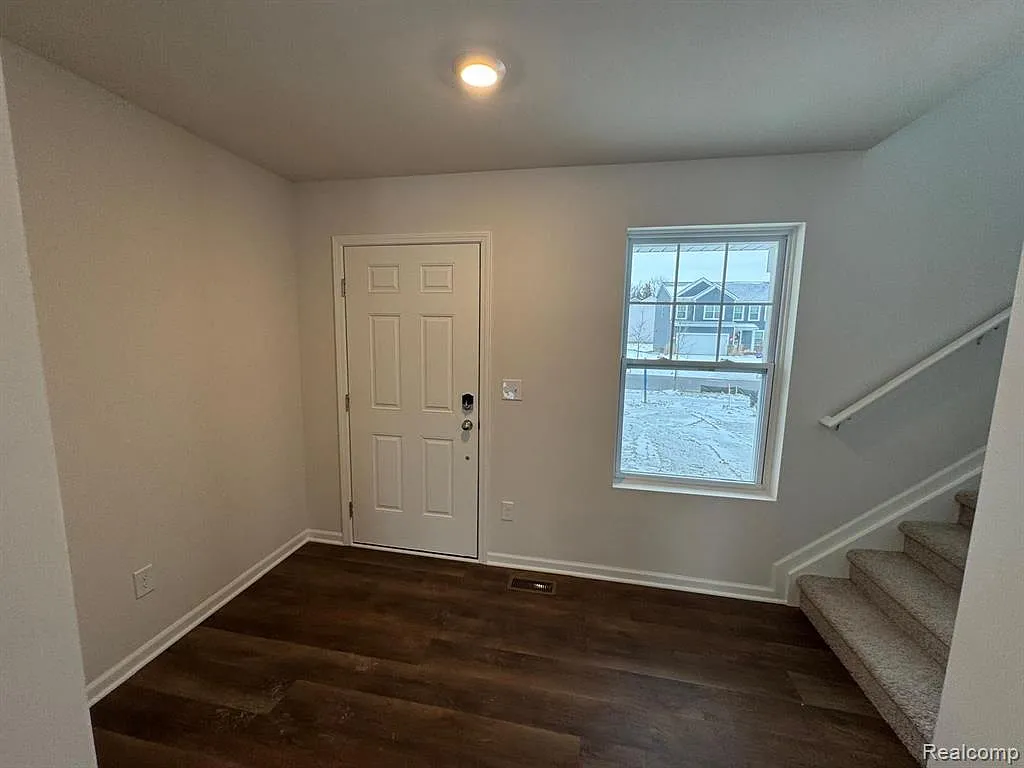 3 bed, 1.5 bath, 1927 sqft, $2,400 — Photo 2