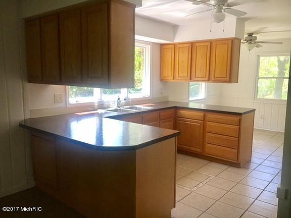 3rd image of 1411 Hillcrest Dr
