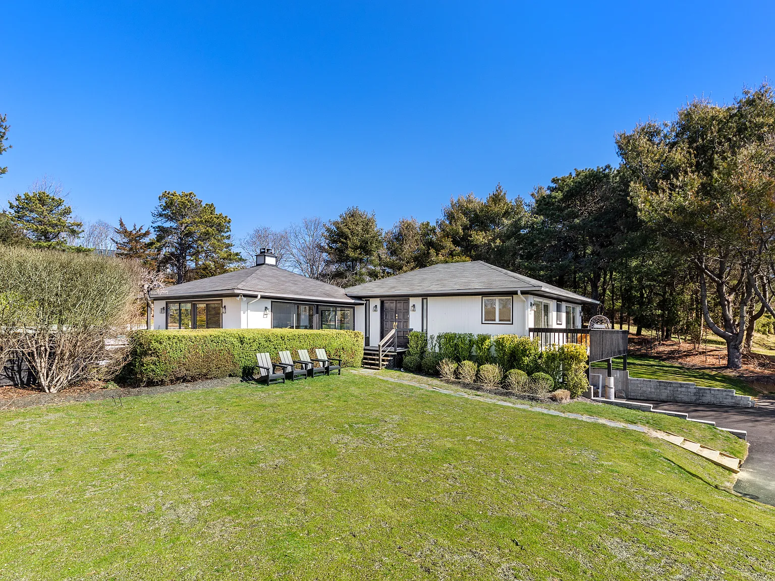 Private Southampton Rental Near the Village Beautifully Renovated — Photo 4