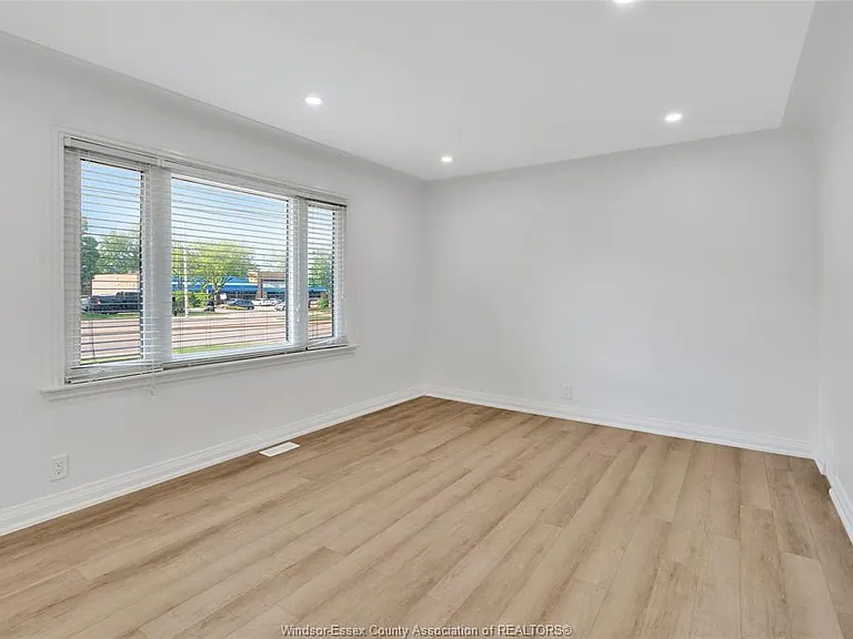 6633 Wyandotte St E — Photo 4