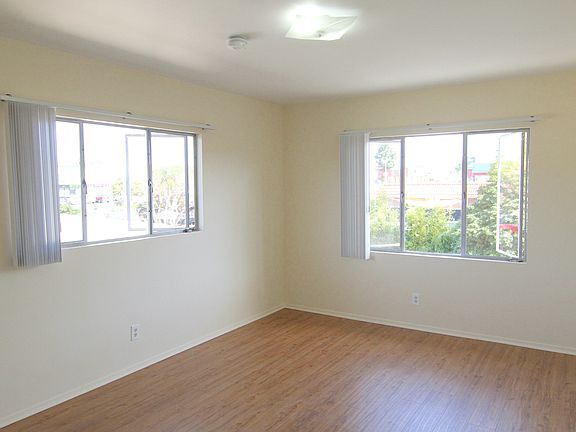 3rd image of 1323 Centinela Ave