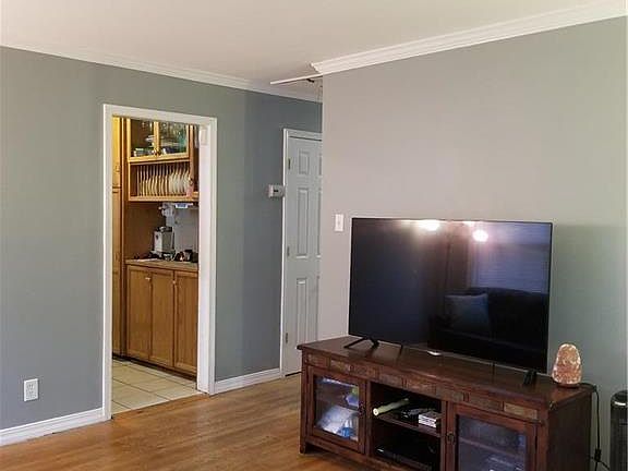 4th image of 101 W 78th Ter