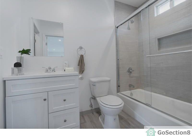 2nd image of 939 W 66th St #4