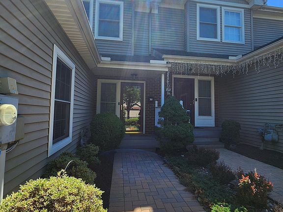 2nd image of 30 Oak Leaf Ln
