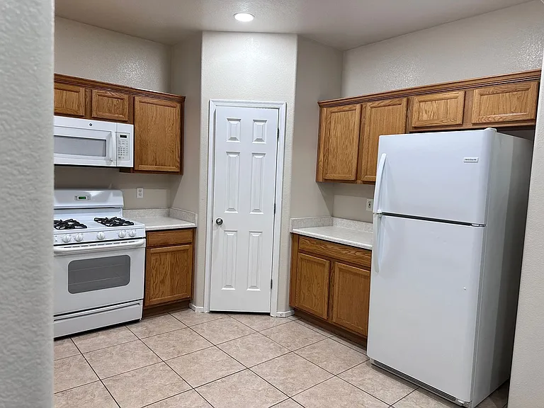 2820 Dowitcher Ave — Photo 7