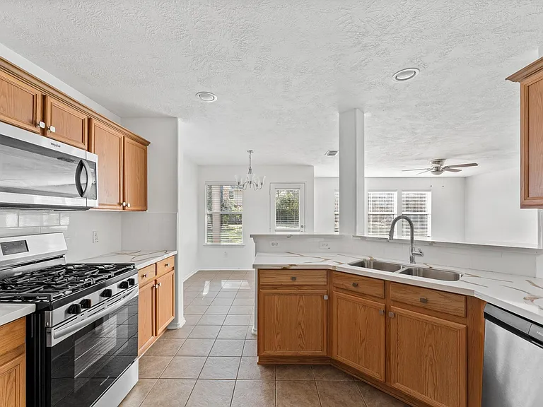 6 Druids Glen Pl — Photo 10