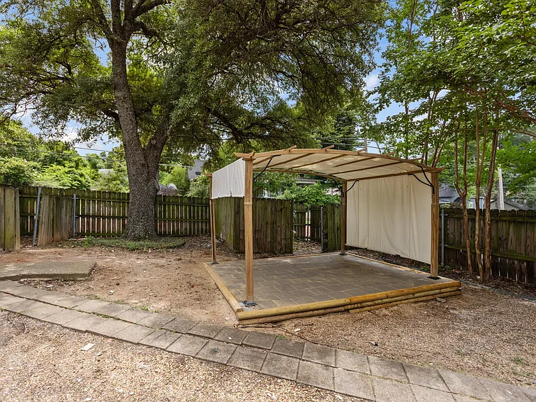 515 W Houston St — Photo 17