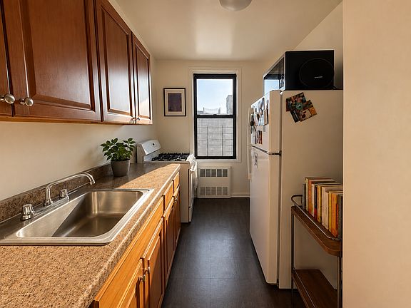 5th image of 186 Lenox Rd APT 7E