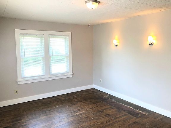 5th image of 2817 N Waldron St