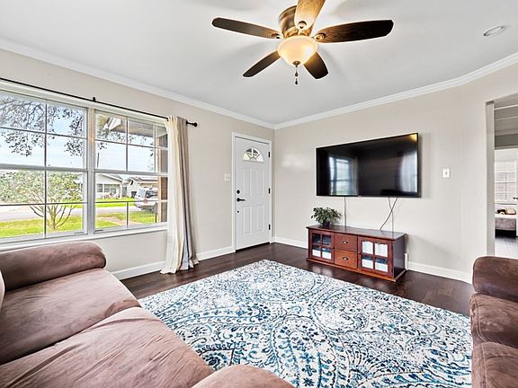 4th image of 619 Avenue E