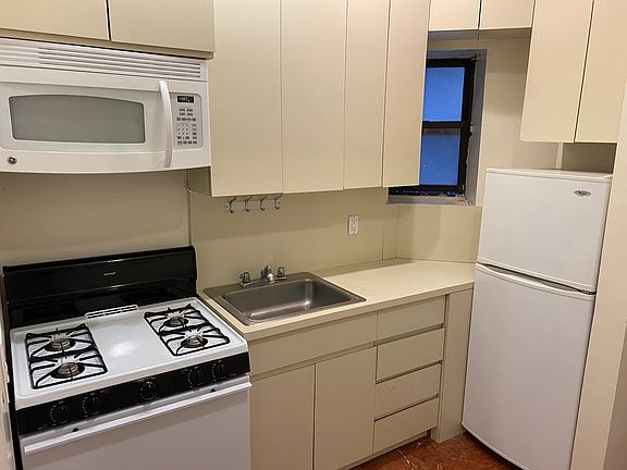3rd image of 405 E 69th St #10A
