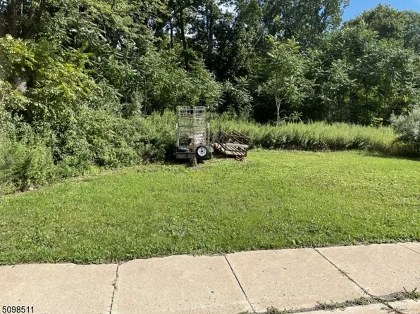 27 Orchard St, Newton Town, NJ 07860