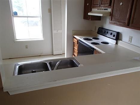 5th image of 535 Columbia St