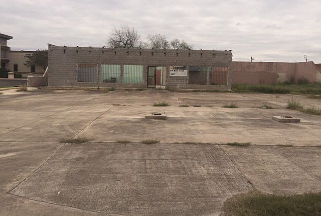 2nd image of 900 E Hackberry Ave