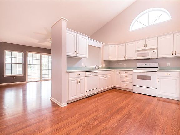 5th image of 152 Kensington Ct