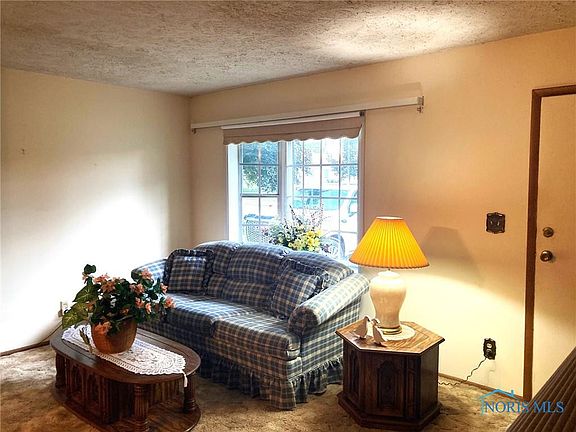 5th image of 227 E Elm St