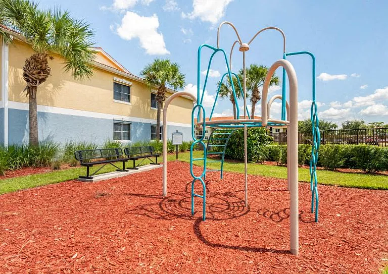Tuscan Isle Apartments — Photo 9