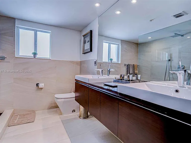 Sunset Harbour Dr — Photo 12