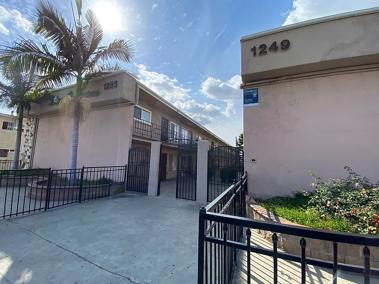 Las Palmas Apartments — Photo 7
