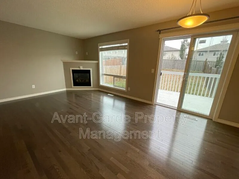 3 bed, 2.5 bath, 1300 sqft, $2,195 — Photo 4