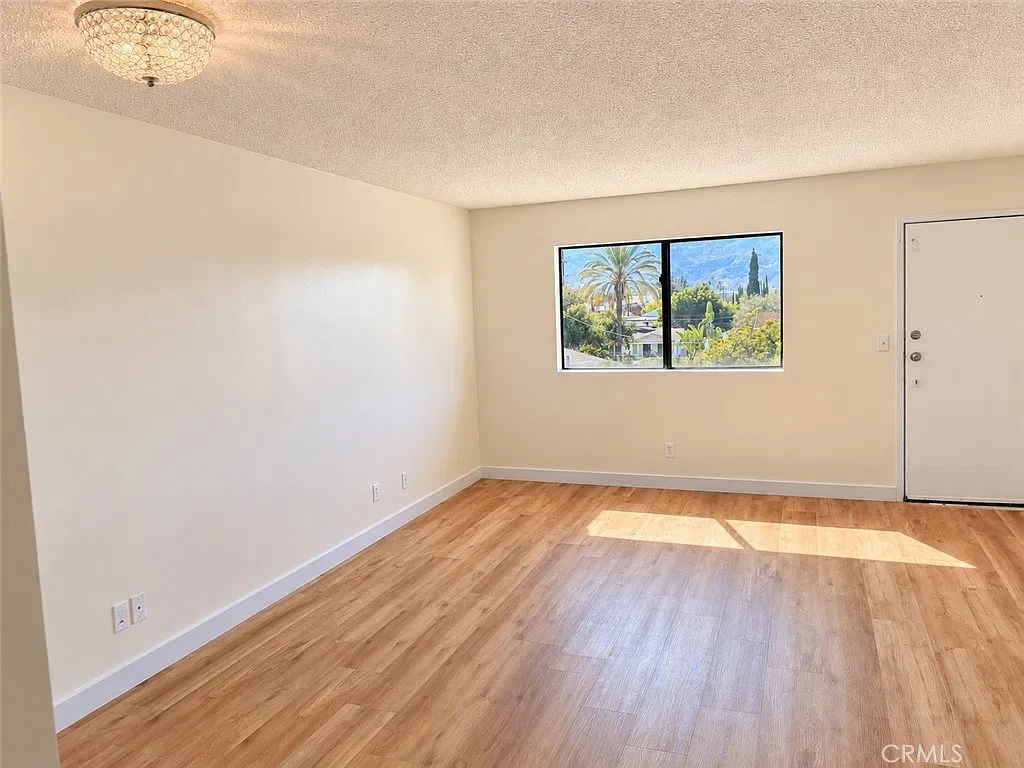 2 bed, 800 sqft, $2,700 — Photo 2