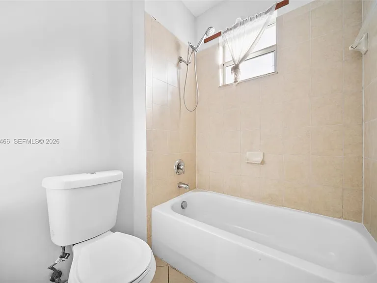 3641 NE 4th St — Photo 4
