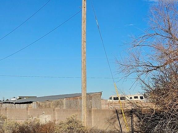 4th image of 1051 E Linda Ave