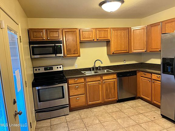 4th image of 2406 Redwood Ave