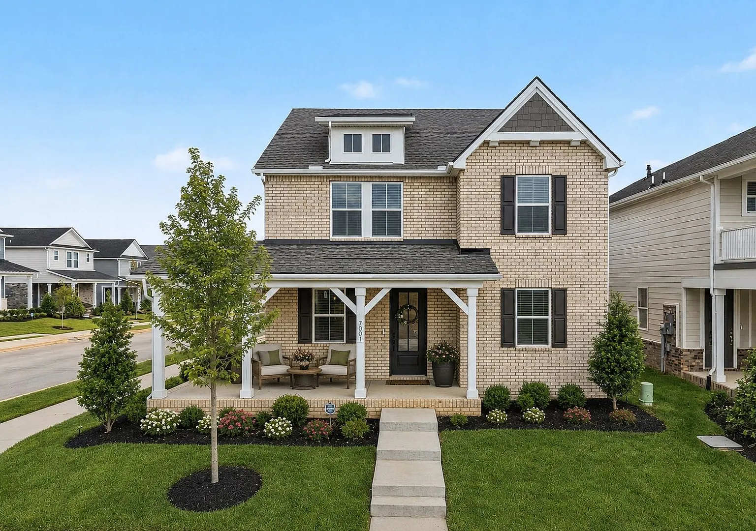 Beautiful 4 Bedroom Home in Franklin's Poplar Farms Community — Photo 1