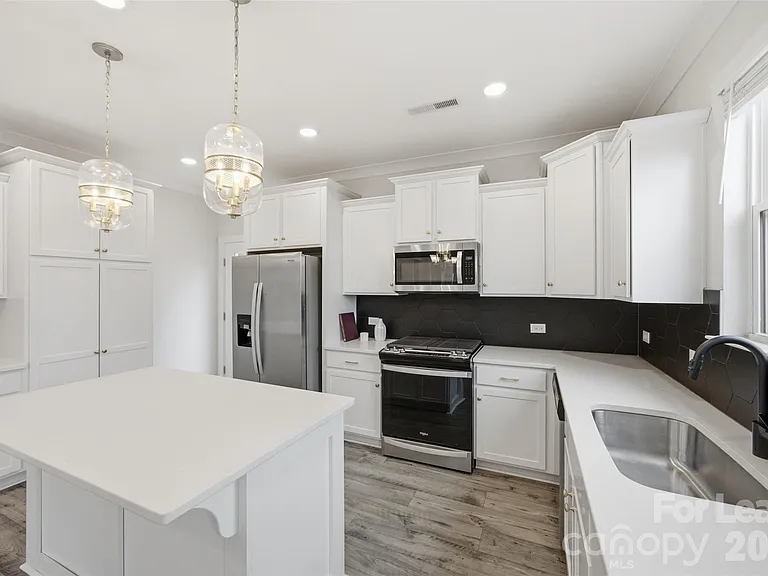 21216 Sanctuary Dr — Photo 7