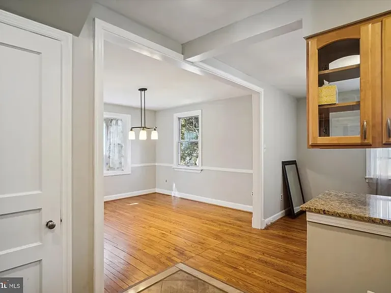 10215 Day Ave — Photo 2