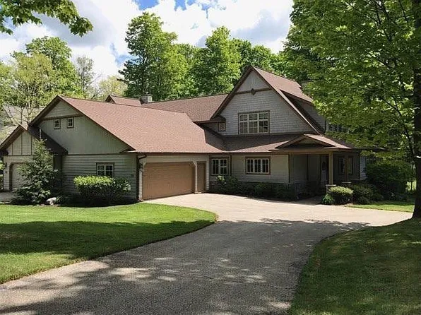 731 Greenway Dr, Harbor Springs, MI 49740