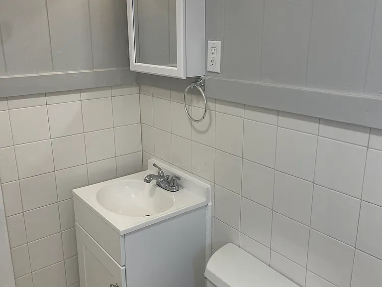 200 Park Ave #14 — Photo 4