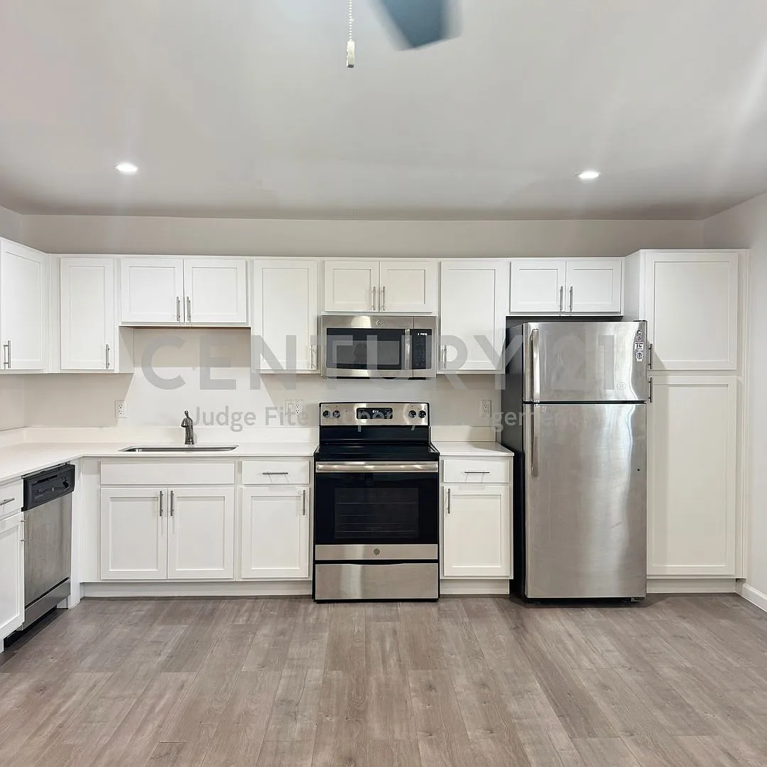 This Stylish Mid-Century Modern 1/1 in the Uptown East Area is Move-In Ready and Waiting For You! — Photo 4